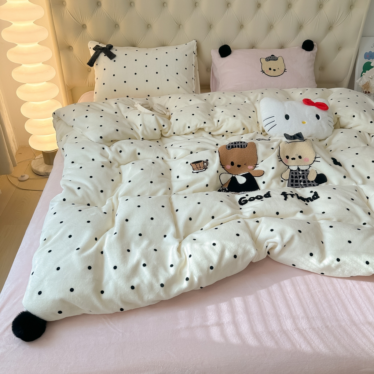 91家纺网 家纺一手货源 找家纺 子钦家纺 2025秋冬新款暗黑系小红书同款加厚牛奶绒蝴蝶结款毛巾绣床单床笠四件套-快乐兄妹场景一 快乐兄妹-奶白波点