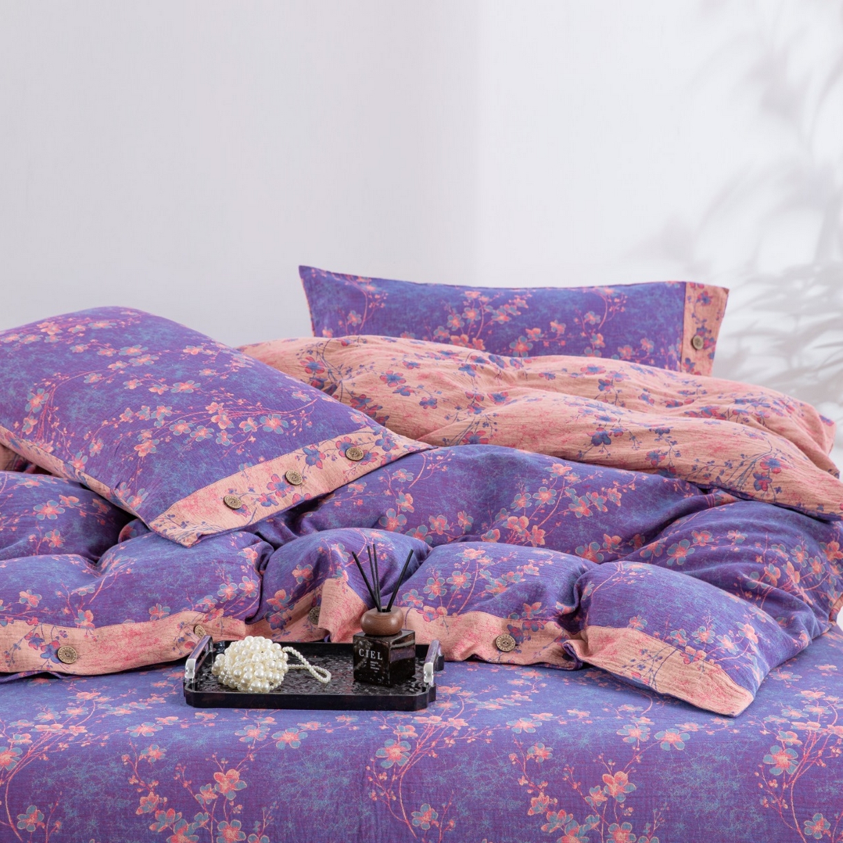 91家纺网 家纺一手货源 找家纺 双层纱家居 2025新款纯棉双层纱纽扣款四件套 织梦紫罗兰