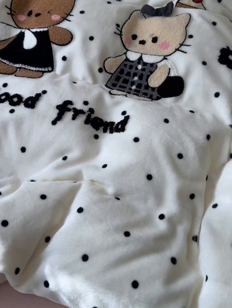 91家纺网 家纺一手货源 找家纺 子钦家纺 2025秋冬新款暗黑系小红书同款加厚牛奶绒蝴蝶结款毛巾绣床单床笠四件套-快乐兄妹场景一 快乐兄妹-奶白波点