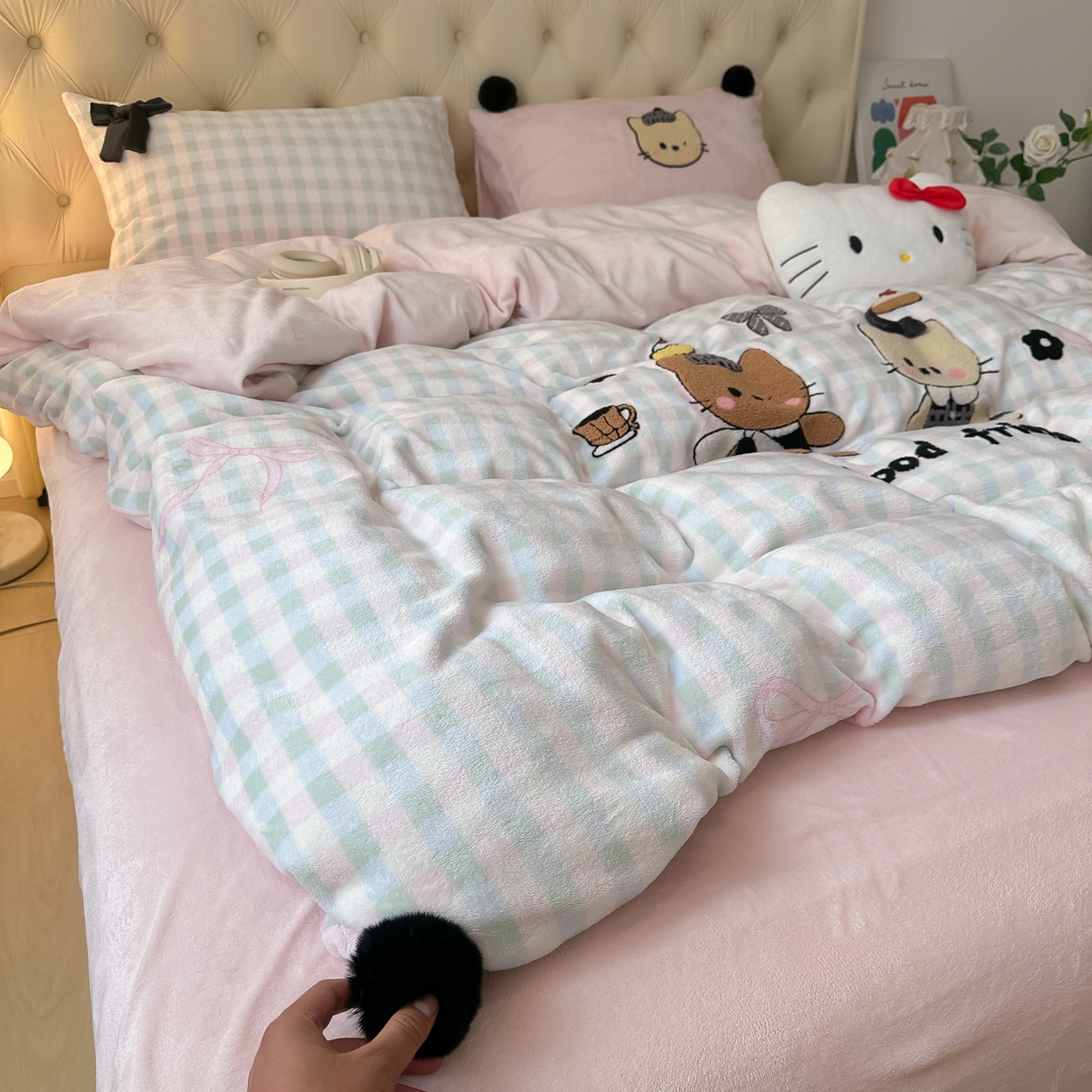 91家纺网 家纺一手货源 找家纺 子钦家纺 2025秋冬新款暗黑系小红书同款加厚牛奶绒蝴蝶结款毛巾绣床单床笠四件套-快乐兄妹场景一 快乐兄妹-仙女格