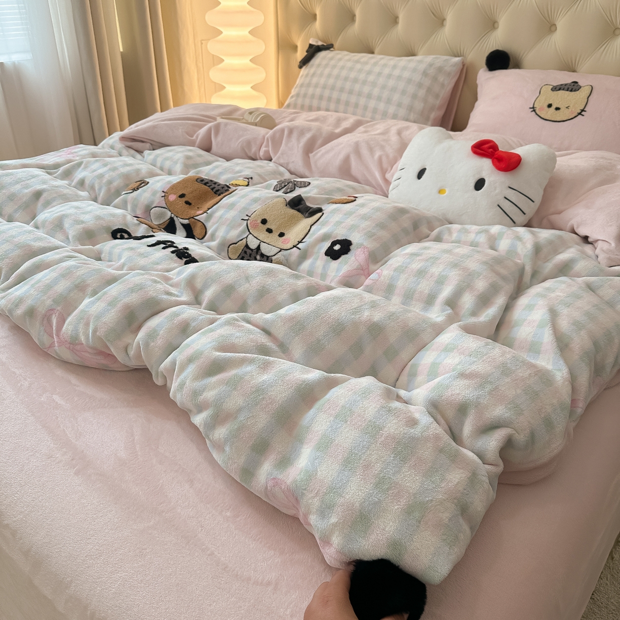 91家纺网 家纺一手货源 找家纺 子钦家纺 2025秋冬新款暗黑系小红书同款加厚牛奶绒蝴蝶结款毛巾绣床单床笠四件套-快乐兄妹场景一 快乐兄妹-仙女格