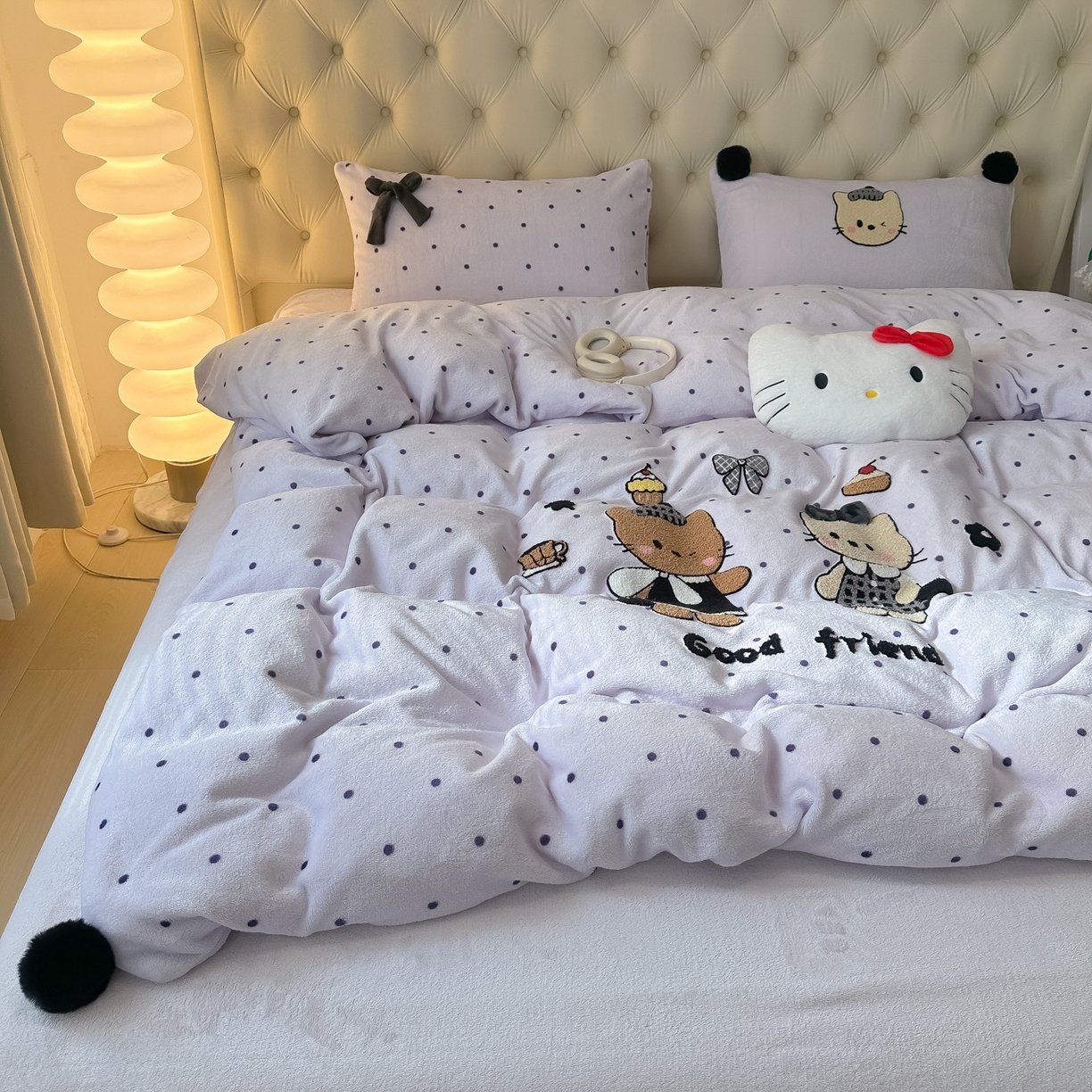 91家纺网 家纺一手货源 找家纺 子钦家纺 2025秋冬新款暗黑系小红书同款加厚牛奶绒蝴蝶结款毛巾绣床单床笠四件套-快乐兄妹场景一 快乐兄妹-紫波点