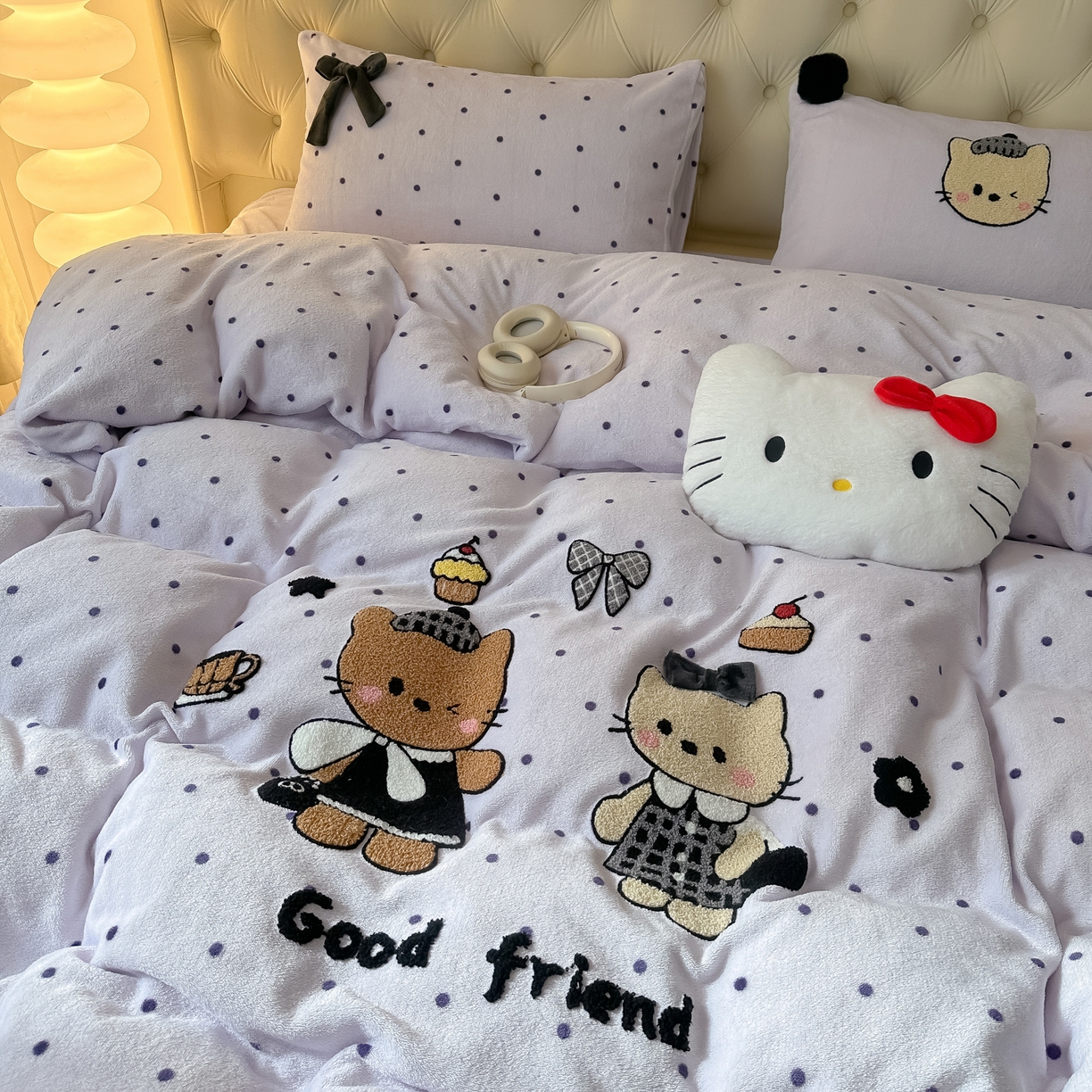 91家纺网 家纺一手货源 找家纺 子钦家纺 2025秋冬新款暗黑系小红书同款加厚牛奶绒蝴蝶结款毛巾绣床单床笠四件套-快乐兄妹场景一 快乐兄妹-紫波点