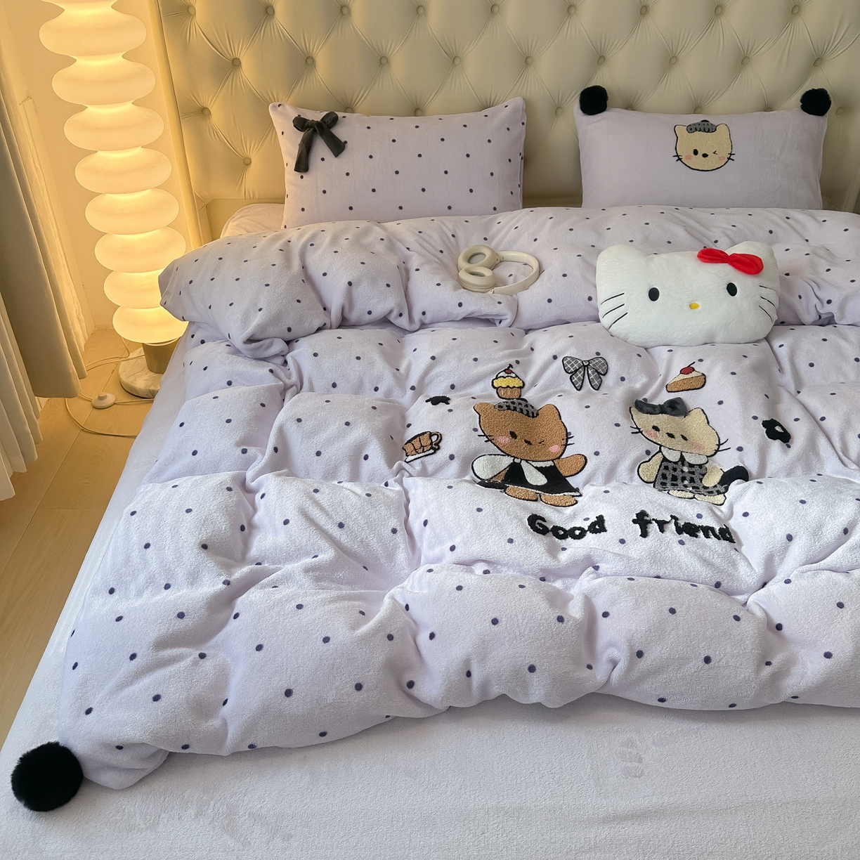 91家纺网 家纺一手货源 找家纺 子钦家纺 2025秋冬新款暗黑系小红书同款加厚牛奶绒蝴蝶结款毛巾绣床单床笠四件套-快乐兄妹场景一 快乐兄妹-紫波点