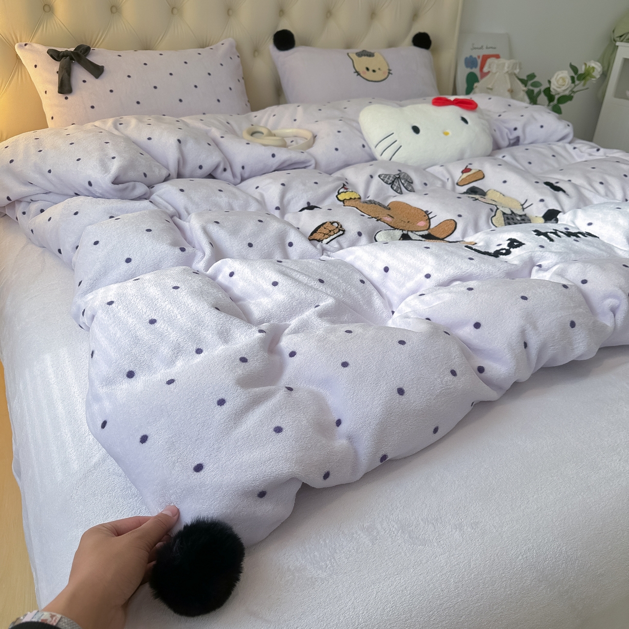 91家纺网 家纺一手货源 找家纺 子钦家纺 2025秋冬新款暗黑系小红书同款加厚牛奶绒蝴蝶结款毛巾绣床单床笠四件套-快乐兄妹场景一 快乐兄妹-紫波点
