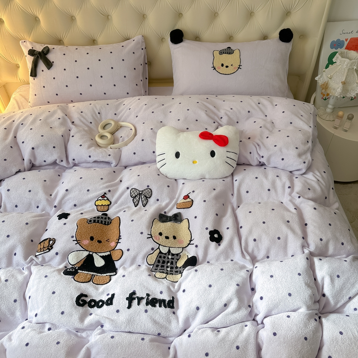 91家纺网 家纺一手货源 找家纺 子钦家纺 2025秋冬新款暗黑系小红书同款加厚牛奶绒蝴蝶结款毛巾绣床单床笠四件套-快乐兄妹场景一 快乐兄妹-紫波点