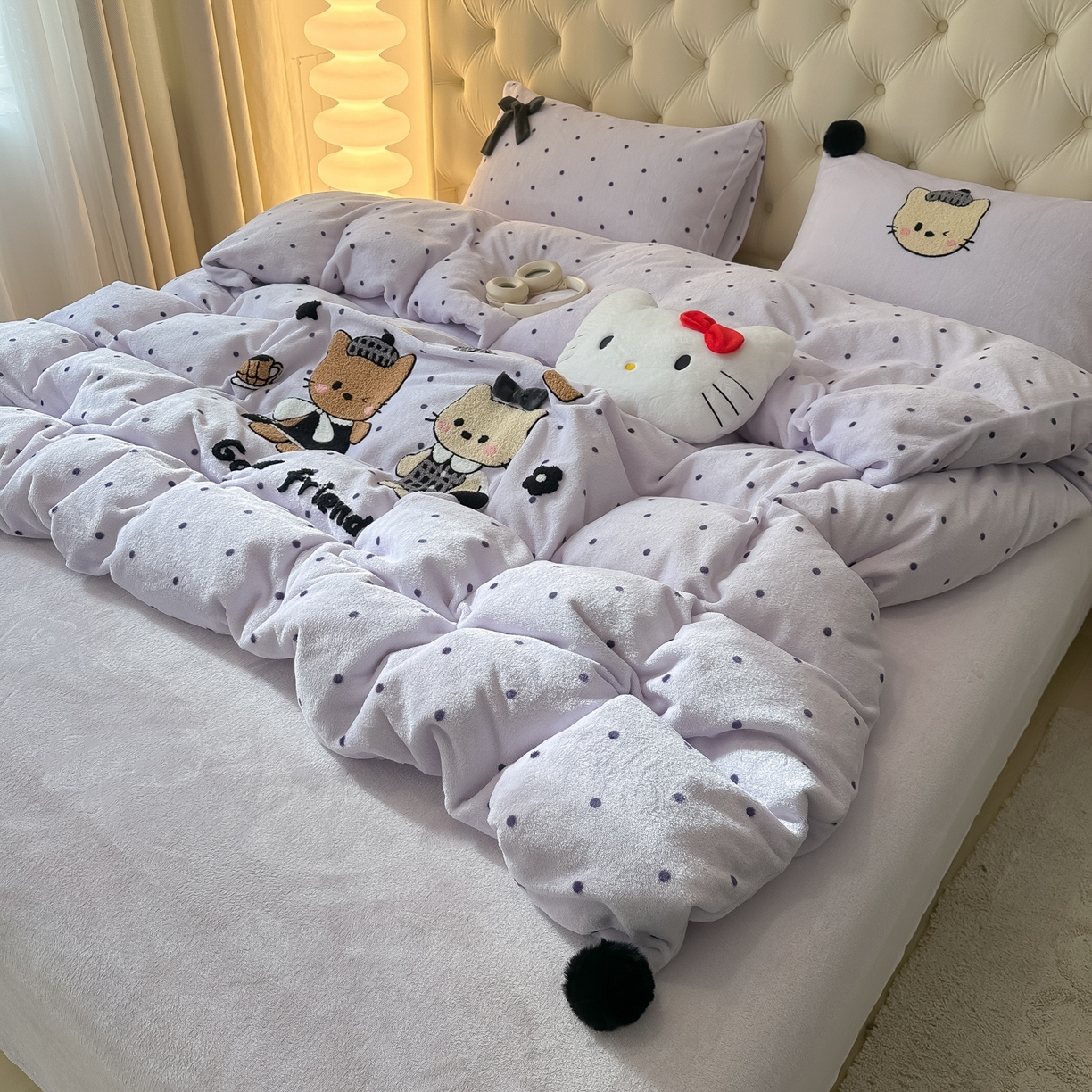 91家纺网 家纺一手货源 找家纺 子钦家纺 2025秋冬新款暗黑系小红书同款加厚牛奶绒蝴蝶结款毛巾绣床单床笠四件套-快乐兄妹场景一 快乐兄妹-紫波点