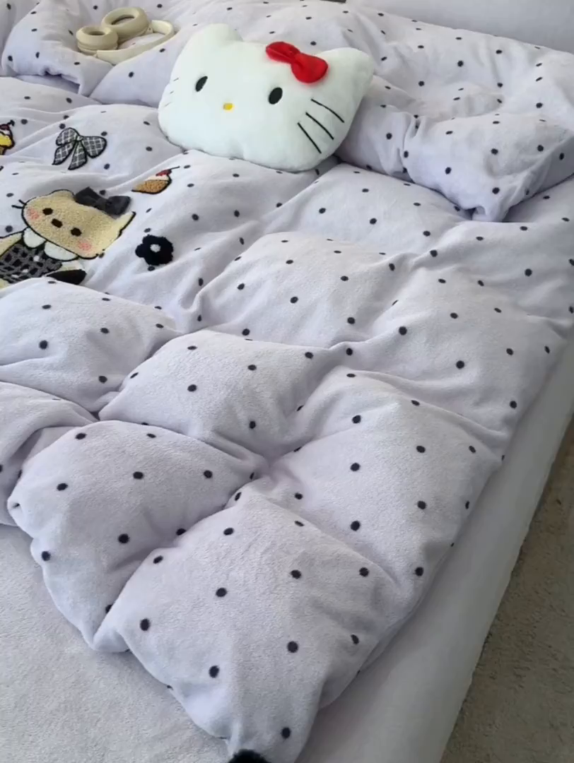 91家纺网 家纺一手货源 找家纺 子钦家纺 2025秋冬新款暗黑系小红书同款加厚牛奶绒蝴蝶结款毛巾绣床单床笠四件套-快乐兄妹场景一 快乐兄妹-紫波点