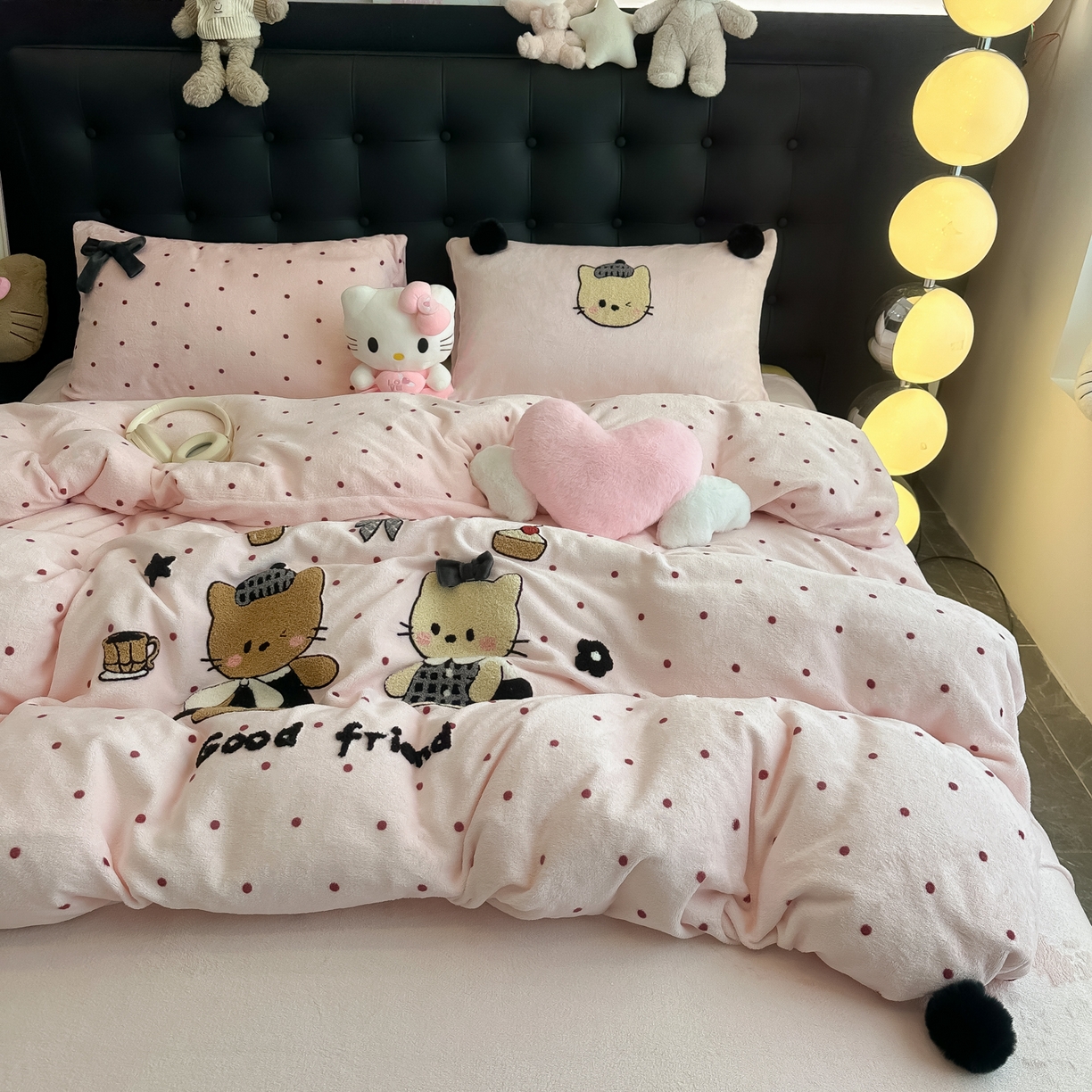 91家纺网 家纺一手货源 找家纺 （总）子钦家纺 2025秋冬新款暗黑系小红书同款加厚牛奶绒蝴蝶结款毛巾绣床单床笠四件套-快乐兄妹场景二