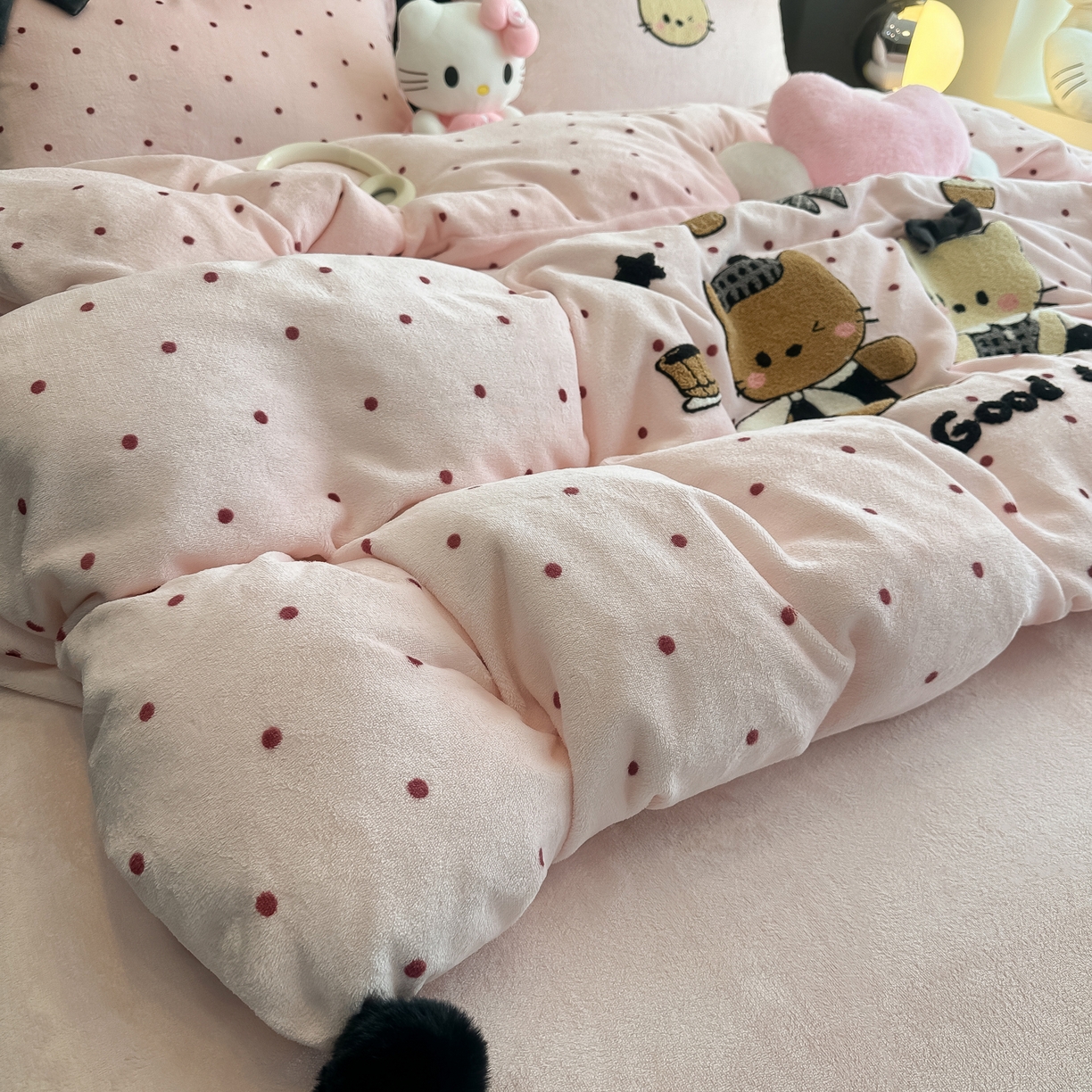 91家纺网 家纺一手货源 找家纺 （总）子钦家纺 2025秋冬新款暗黑系小红书同款加厚牛奶绒蝴蝶结款毛巾绣床单床笠四件套-快乐兄妹场景二