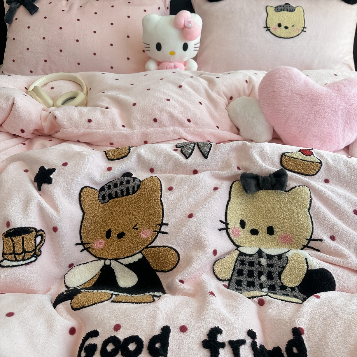 91家纺网 家纺一手货源 找家纺 （总）子钦家纺 2025秋冬新款暗黑系小红书同款加厚牛奶绒蝴蝶结款毛巾绣床单床笠四件套-快乐兄妹场景二