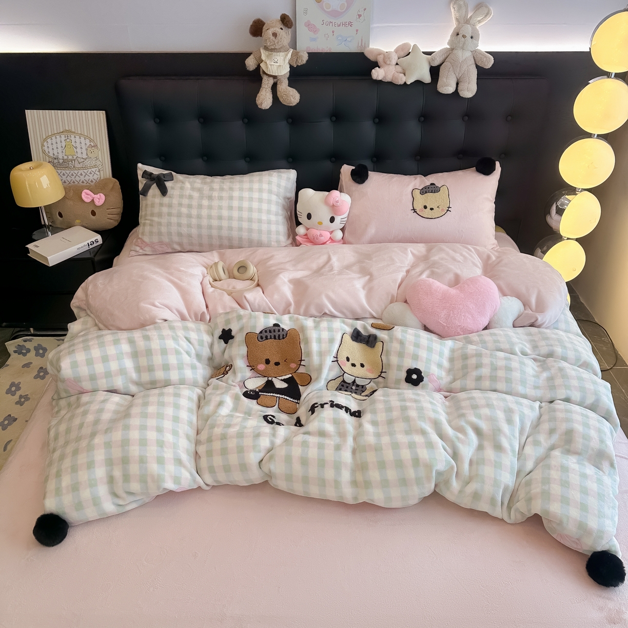 91家纺网 家纺一手货源 找家纺 （总）子钦家纺 2025秋冬新款暗黑系小红书同款加厚牛奶绒蝴蝶结款毛巾绣床单床笠四件套-快乐兄妹场景二