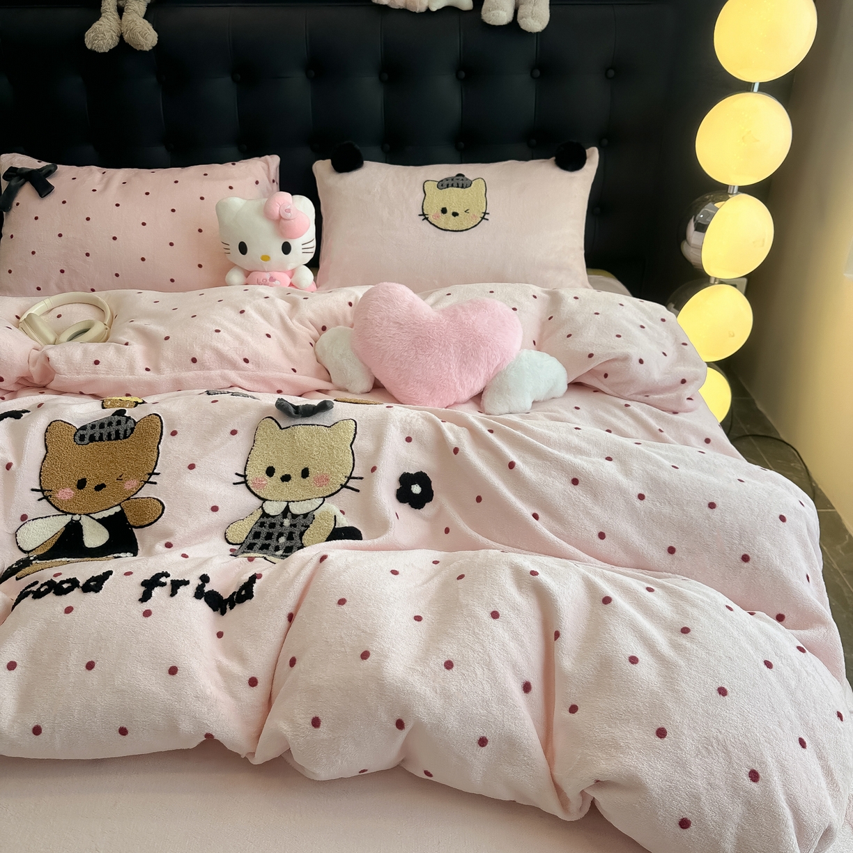 91家纺网 家纺一手货源 找家纺 子钦家纺 2025秋冬新款暗黑系小红书同款加厚牛奶绒蝴蝶结款毛巾绣床单床笠四件套-快乐兄妹场景二 快乐兄妹-粉波点