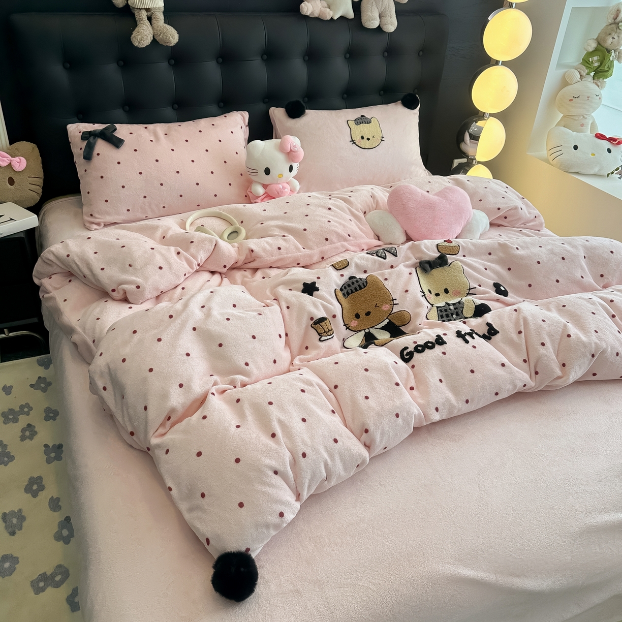 91家纺网 家纺一手货源 找家纺 子钦家纺 2025秋冬新款暗黑系小红书同款加厚牛奶绒蝴蝶结款毛巾绣床单床笠四件套-快乐兄妹场景二 快乐兄妹-粉波点