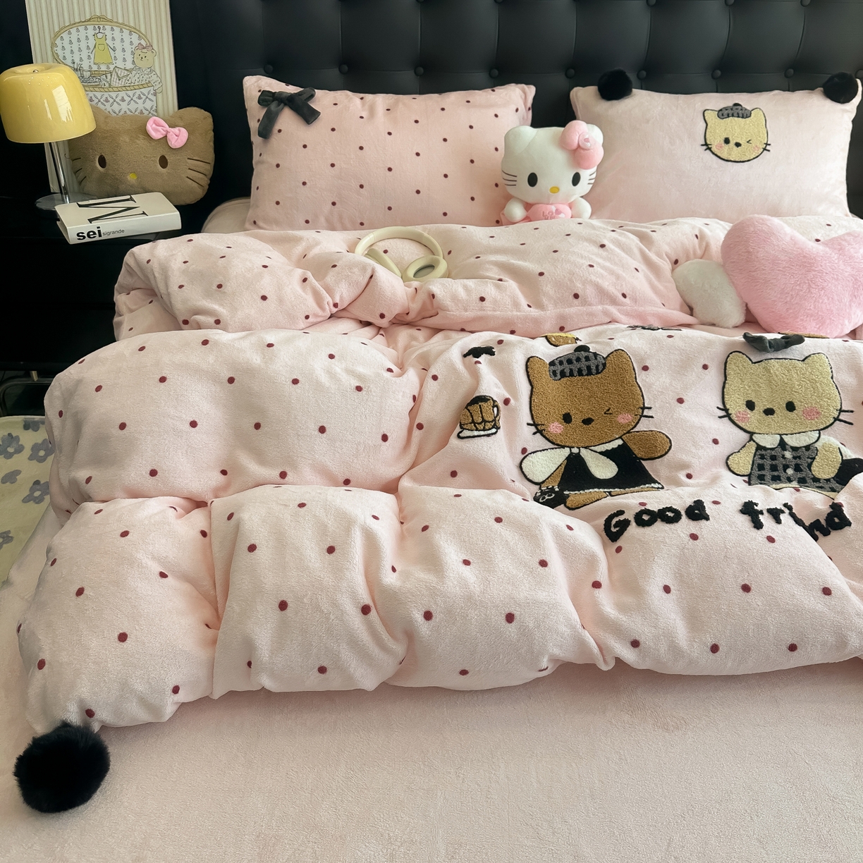 91家纺网 家纺一手货源 找家纺 子钦家纺 2025秋冬新款暗黑系小红书同款加厚牛奶绒蝴蝶结款毛巾绣床单床笠四件套-快乐兄妹场景二 快乐兄妹-粉波点