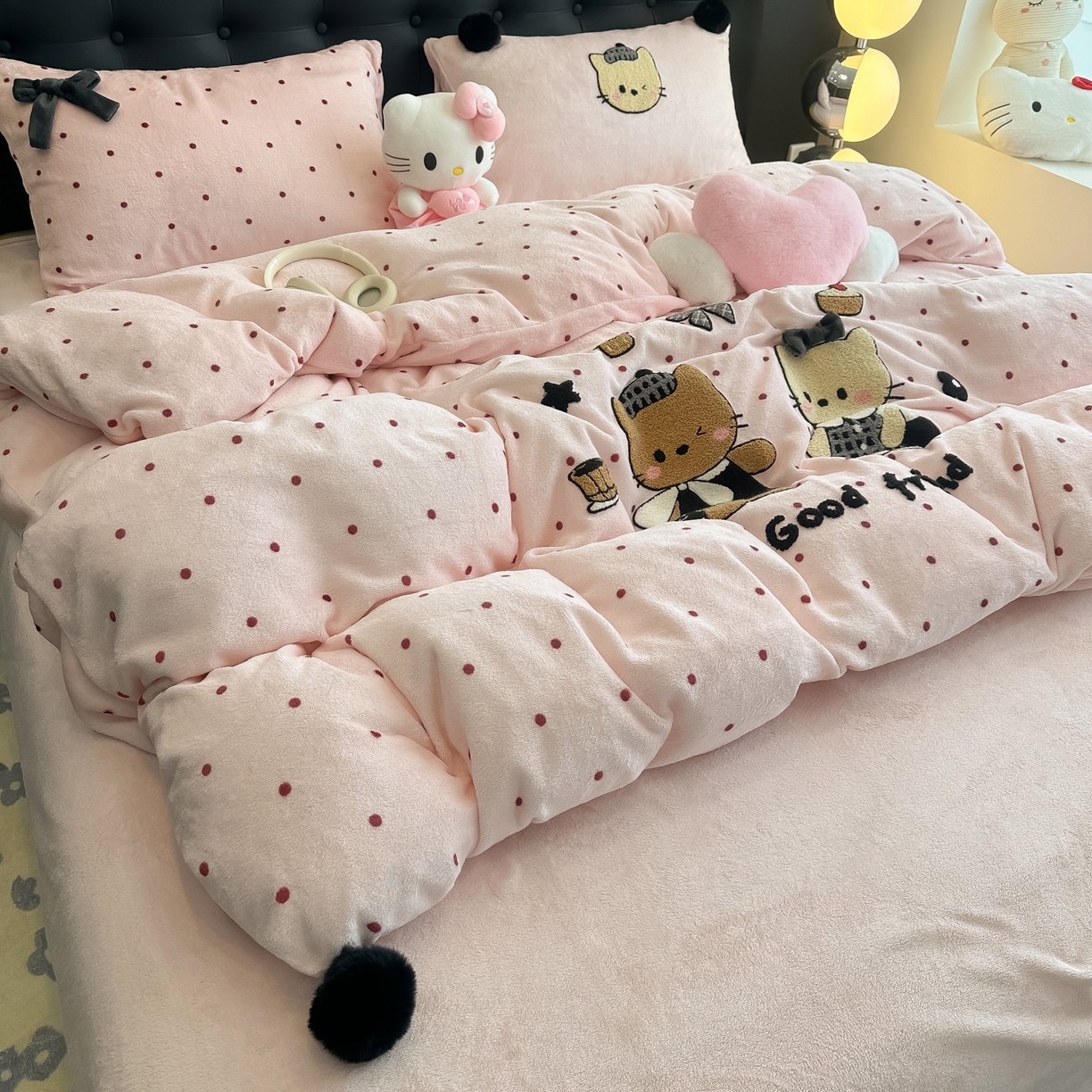 91家纺网 家纺一手货源 找家纺 子钦家纺 2025秋冬新款暗黑系小红书同款加厚牛奶绒蝴蝶结款毛巾绣床单床笠四件套-快乐兄妹场景二 快乐兄妹-粉波点