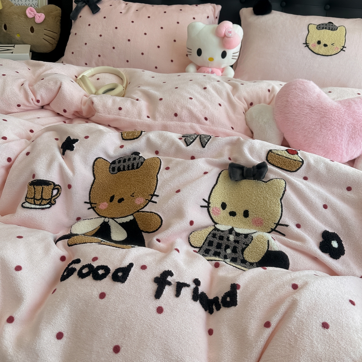 91家纺网 家纺一手货源 找家纺 子钦家纺 2025秋冬新款暗黑系小红书同款加厚牛奶绒蝴蝶结款毛巾绣床单床笠四件套-快乐兄妹场景二 快乐兄妹-粉波点