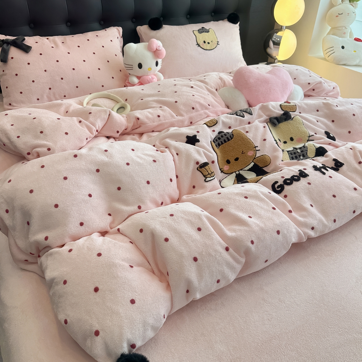 91家纺网 家纺一手货源 找家纺 子钦家纺 2025秋冬新款暗黑系小红书同款加厚牛奶绒蝴蝶结款毛巾绣床单床笠四件套-快乐兄妹场景二 快乐兄妹-粉波点