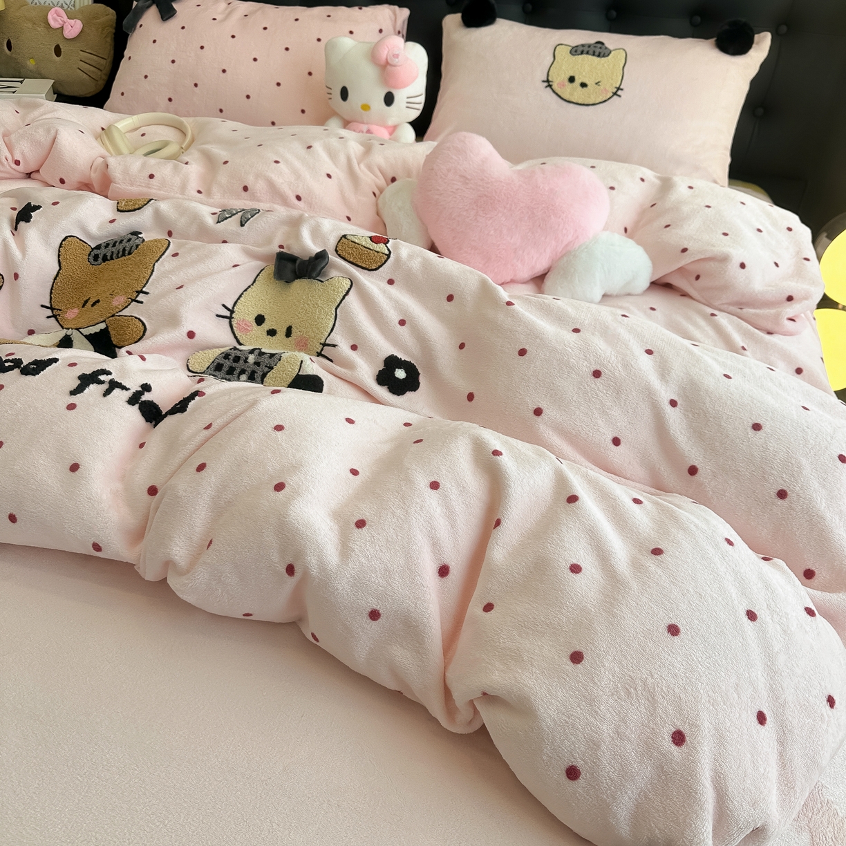 91家纺网 家纺一手货源 找家纺 子钦家纺 2025秋冬新款暗黑系小红书同款加厚牛奶绒蝴蝶结款毛巾绣床单床笠四件套-快乐兄妹场景二 快乐兄妹-粉波点
