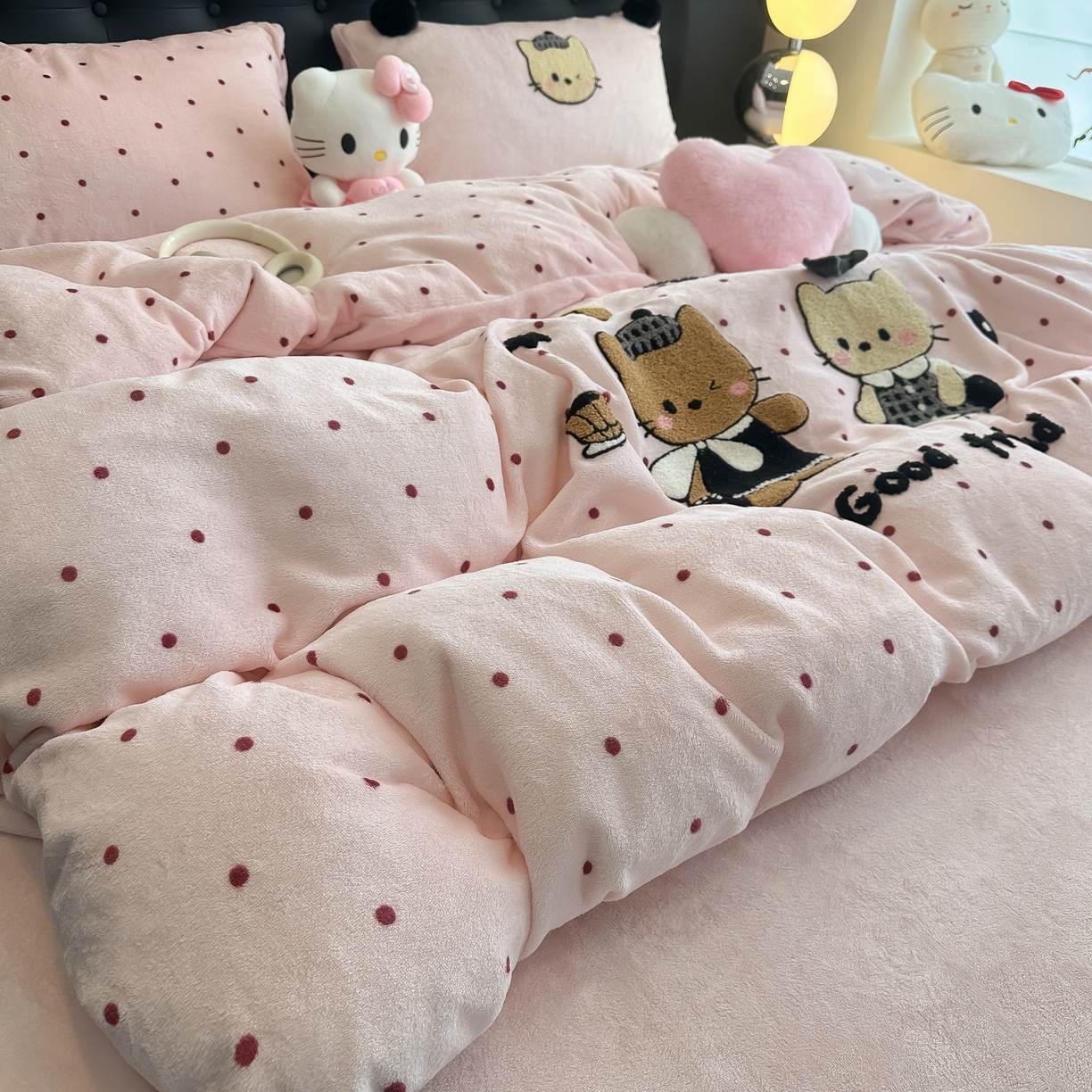 91家纺网 家纺一手货源 找家纺 子钦家纺 2025秋冬新款暗黑系小红书同款加厚牛奶绒蝴蝶结款毛巾绣床单床笠四件套-快乐兄妹场景二 快乐兄妹-粉波点