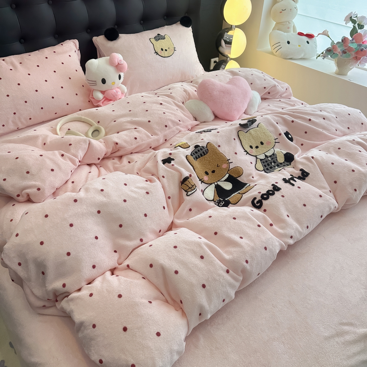 91家纺网 家纺一手货源 找家纺 子钦家纺 2025秋冬新款暗黑系小红书同款加厚牛奶绒蝴蝶结款毛巾绣床单床笠四件套-快乐兄妹场景二 快乐兄妹-粉波点