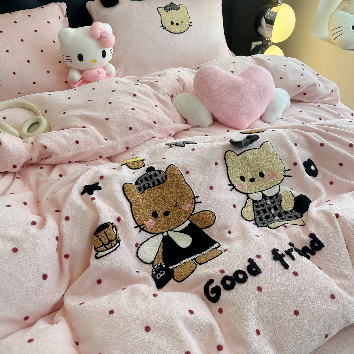 91家纺网 家纺一手货源 找家纺 子钦家纺 2025秋冬新款暗黑系小红书同款加厚牛奶绒蝴蝶结款毛巾绣床单床笠四件套-快乐兄妹场景二 快乐兄妹-粉波点