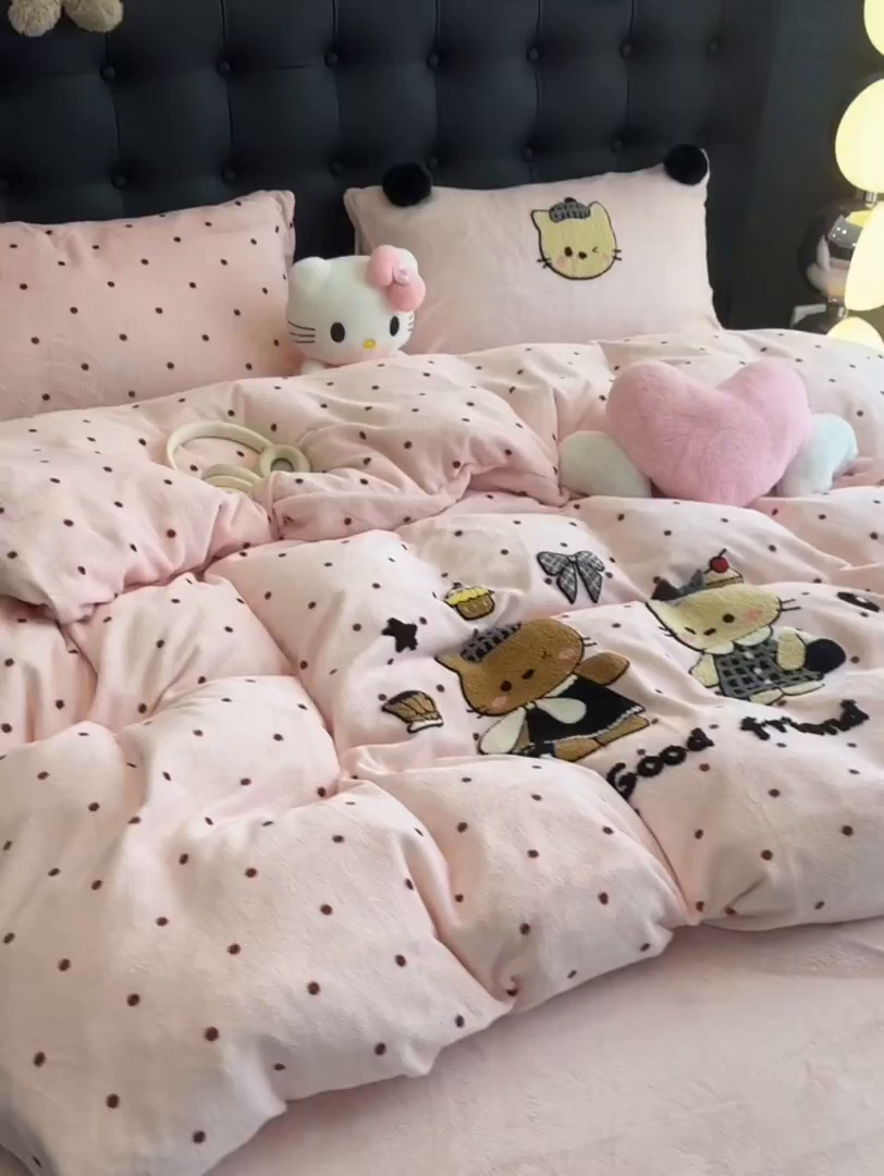 91家纺网 家纺一手货源 找家纺 子钦家纺 2025秋冬新款暗黑系小红书同款加厚牛奶绒蝴蝶结款毛巾绣床单床笠四件套-快乐兄妹场景二 快乐兄妹-粉波点