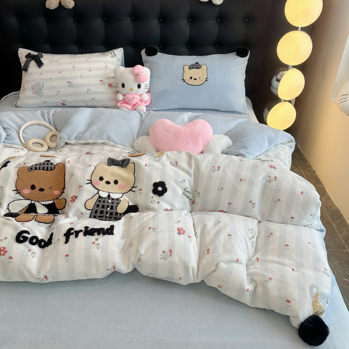 91家纺网 家纺一手货源 找家纺 子钦家纺 2025秋冬新款暗黑系小红书同款加厚牛奶绒蝴蝶结款毛巾绣床单床笠四件套-快乐兄妹场景二 快乐兄妹-好时光