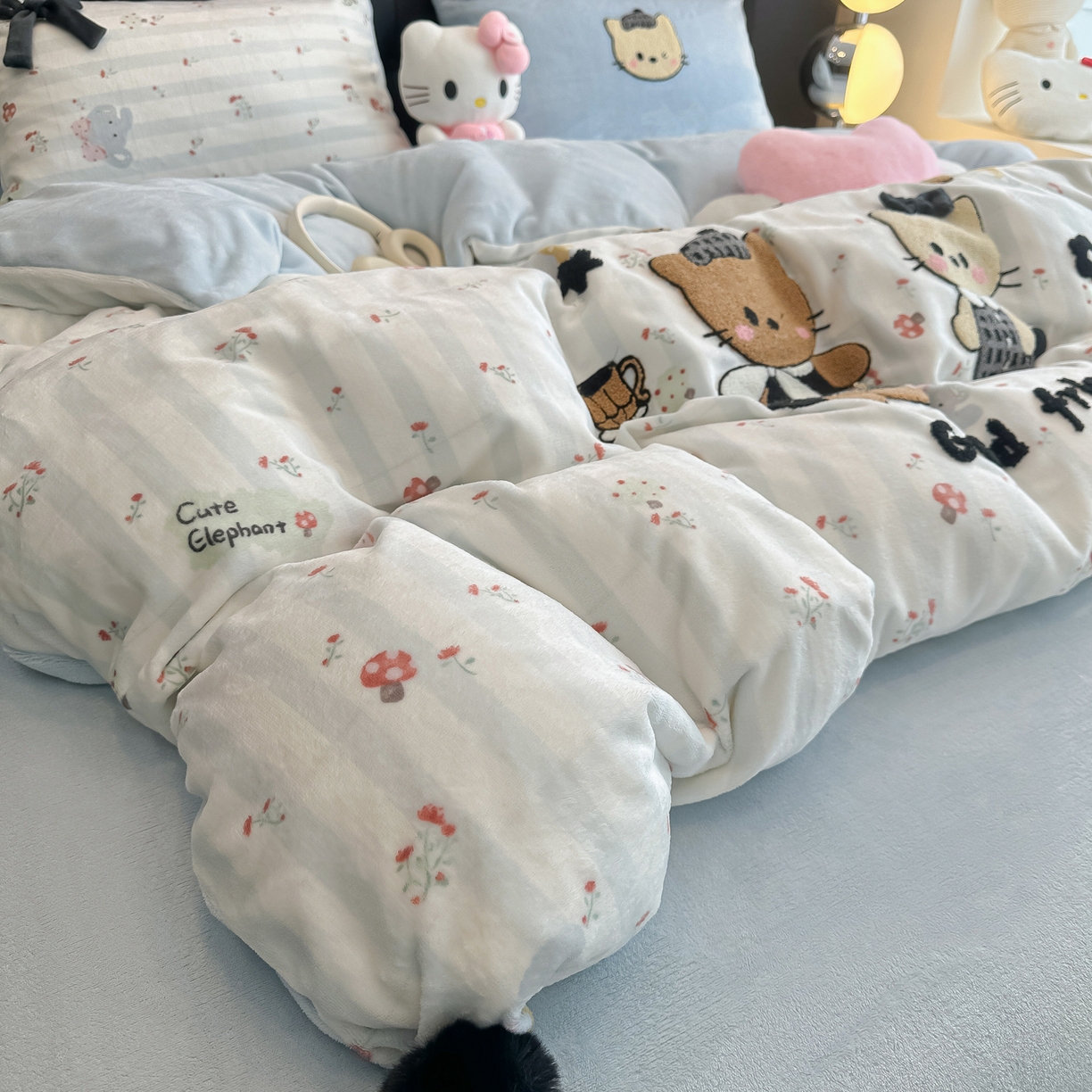 91家纺网 家纺一手货源 找家纺 子钦家纺 2025秋冬新款暗黑系小红书同款加厚牛奶绒蝴蝶结款毛巾绣床单床笠四件套-快乐兄妹场景二 快乐兄妹-好时光