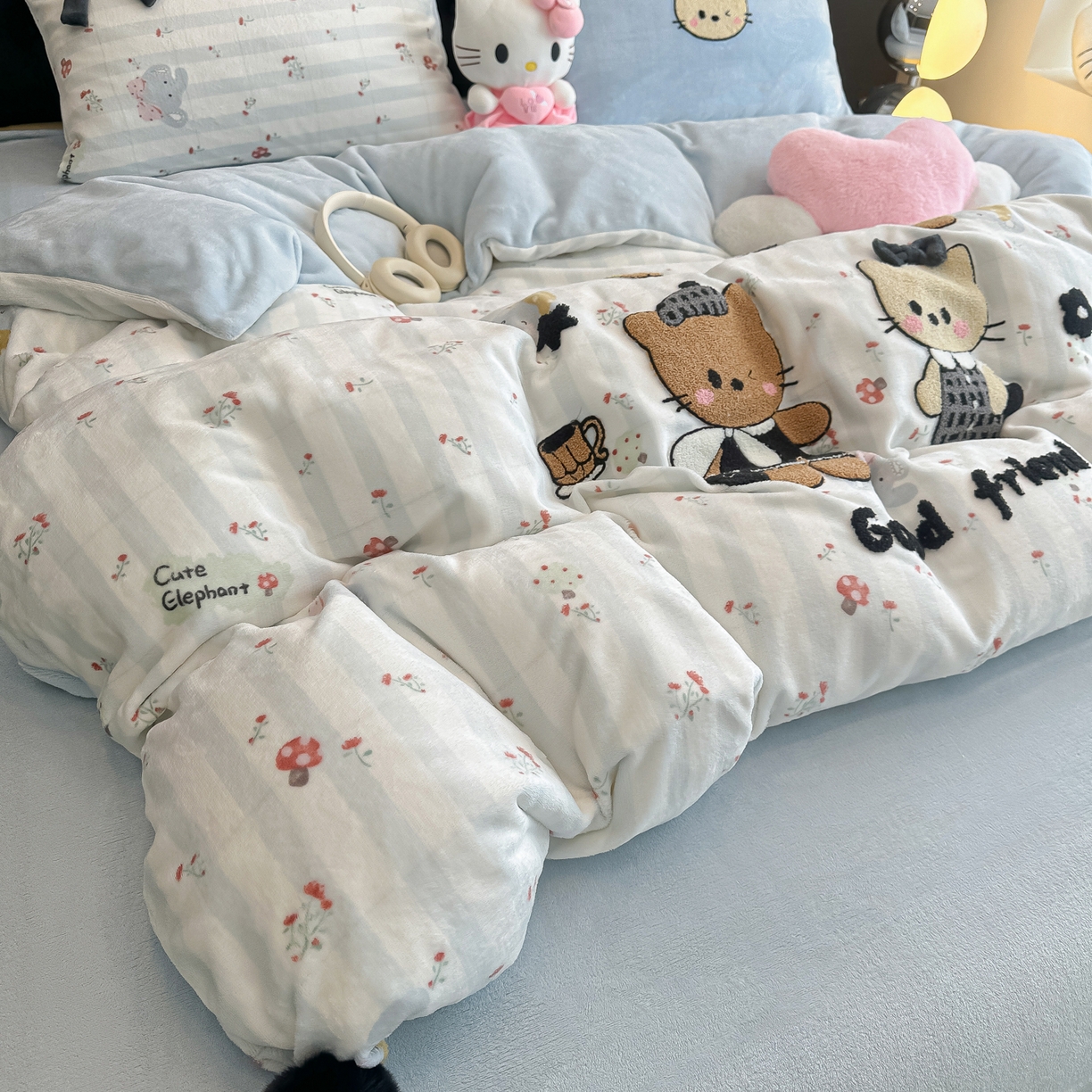 91家纺网 家纺一手货源 找家纺 子钦家纺 2025秋冬新款暗黑系小红书同款加厚牛奶绒蝴蝶结款毛巾绣床单床笠四件套-快乐兄妹场景二 快乐兄妹-好时光