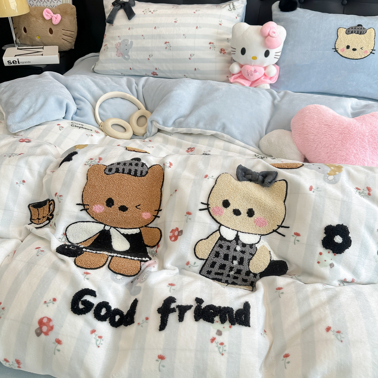 91家纺网 家纺一手货源 找家纺 子钦家纺 2025秋冬新款暗黑系小红书同款加厚牛奶绒蝴蝶结款毛巾绣床单床笠四件套-快乐兄妹场景二 快乐兄妹-好时光