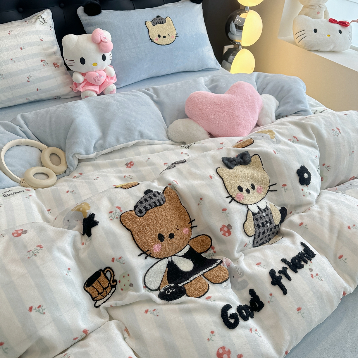 91家纺网 家纺一手货源 找家纺 子钦家纺 2025秋冬新款暗黑系小红书同款加厚牛奶绒蝴蝶结款毛巾绣床单床笠四件套-快乐兄妹场景二 快乐兄妹-好时光