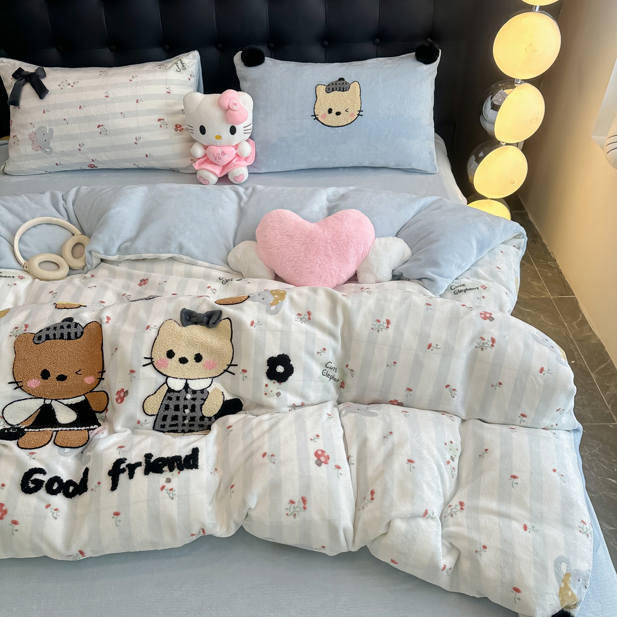 91家纺网 家纺一手货源 找家纺 子钦家纺 2025秋冬新款暗黑系小红书同款加厚牛奶绒蝴蝶结款毛巾绣床单床笠四件套-快乐兄妹场景二 快乐兄妹-好时光