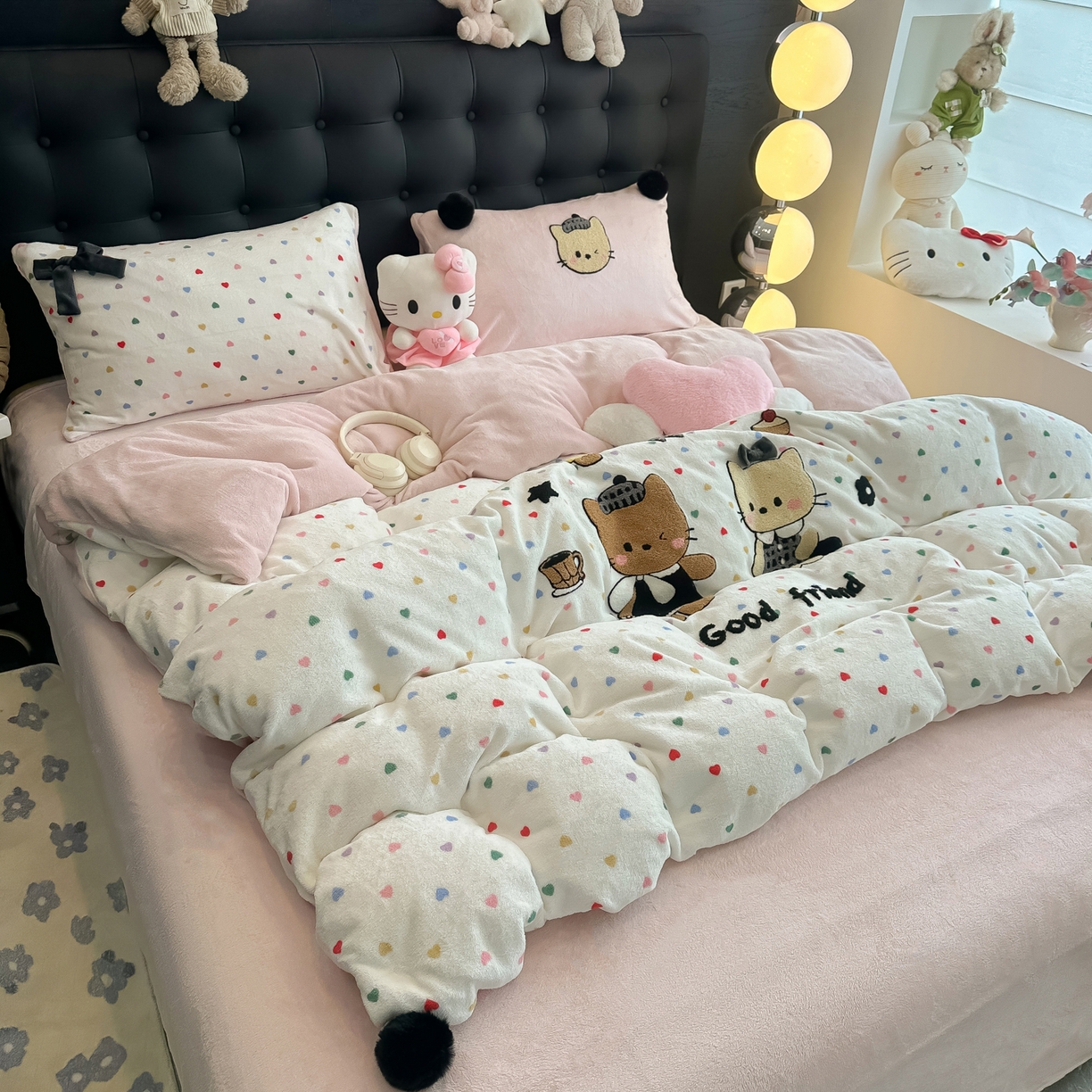 91家纺网 家纺一手货源 找家纺 子钦家纺 2025秋冬新款暗黑系小红书同款加厚牛奶绒蝴蝶结款毛巾绣床单床笠四件套-快乐兄妹场景二 快乐兄妹-满满的爱