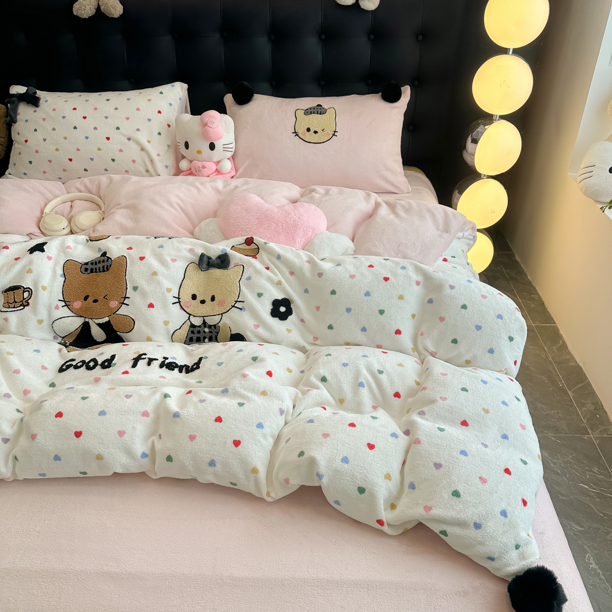 91家纺网 家纺一手货源 找家纺 子钦家纺 2025秋冬新款暗黑系小红书同款加厚牛奶绒蝴蝶结款毛巾绣床单床笠四件套-快乐兄妹场景二 快乐兄妹-满满的爱