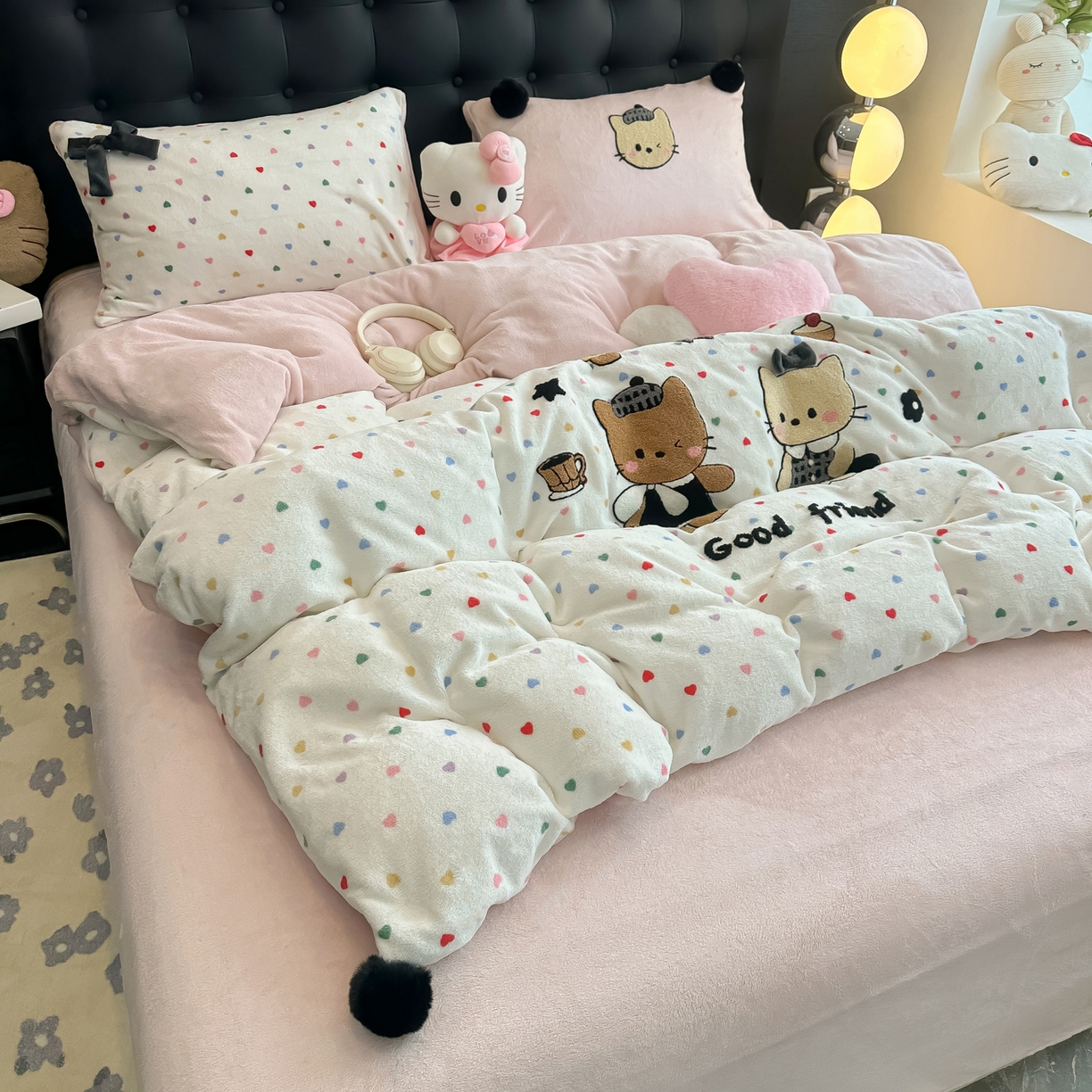 91家纺网 家纺一手货源 找家纺 子钦家纺 2025秋冬新款暗黑系小红书同款加厚牛奶绒蝴蝶结款毛巾绣床单床笠四件套-快乐兄妹场景二 快乐兄妹-满满的爱