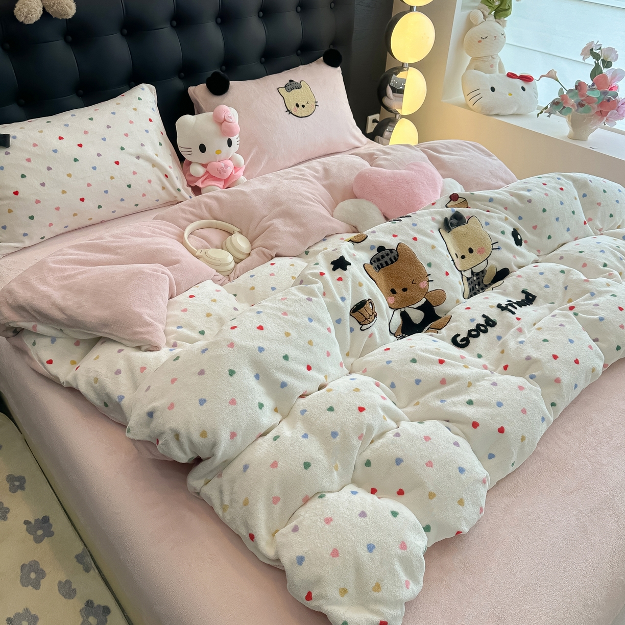 91家纺网 家纺一手货源 找家纺 子钦家纺 2025秋冬新款暗黑系小红书同款加厚牛奶绒蝴蝶结款毛巾绣床单床笠四件套-快乐兄妹场景二 快乐兄妹-满满的爱