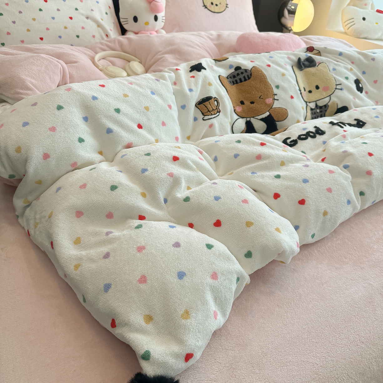 91家纺网 家纺一手货源 找家纺 子钦家纺 2025秋冬新款暗黑系小红书同款加厚牛奶绒蝴蝶结款毛巾绣床单床笠四件套-快乐兄妹场景二 快乐兄妹-满满的爱