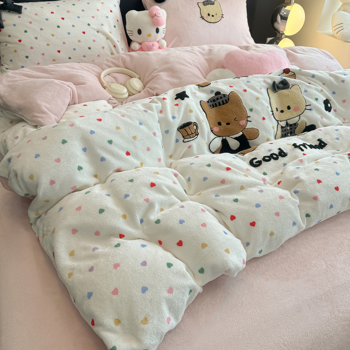 91家纺网 家纺一手货源 找家纺 子钦家纺 2025秋冬新款暗黑系小红书同款加厚牛奶绒蝴蝶结款毛巾绣床单床笠四件套-快乐兄妹场景二 快乐兄妹-满满的爱