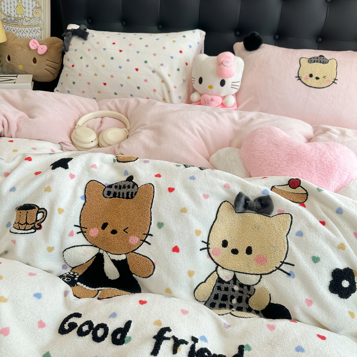 91家纺网 家纺一手货源 找家纺 子钦家纺 2025秋冬新款暗黑系小红书同款加厚牛奶绒蝴蝶结款毛巾绣床单床笠四件套-快乐兄妹场景二 快乐兄妹-满满的爱