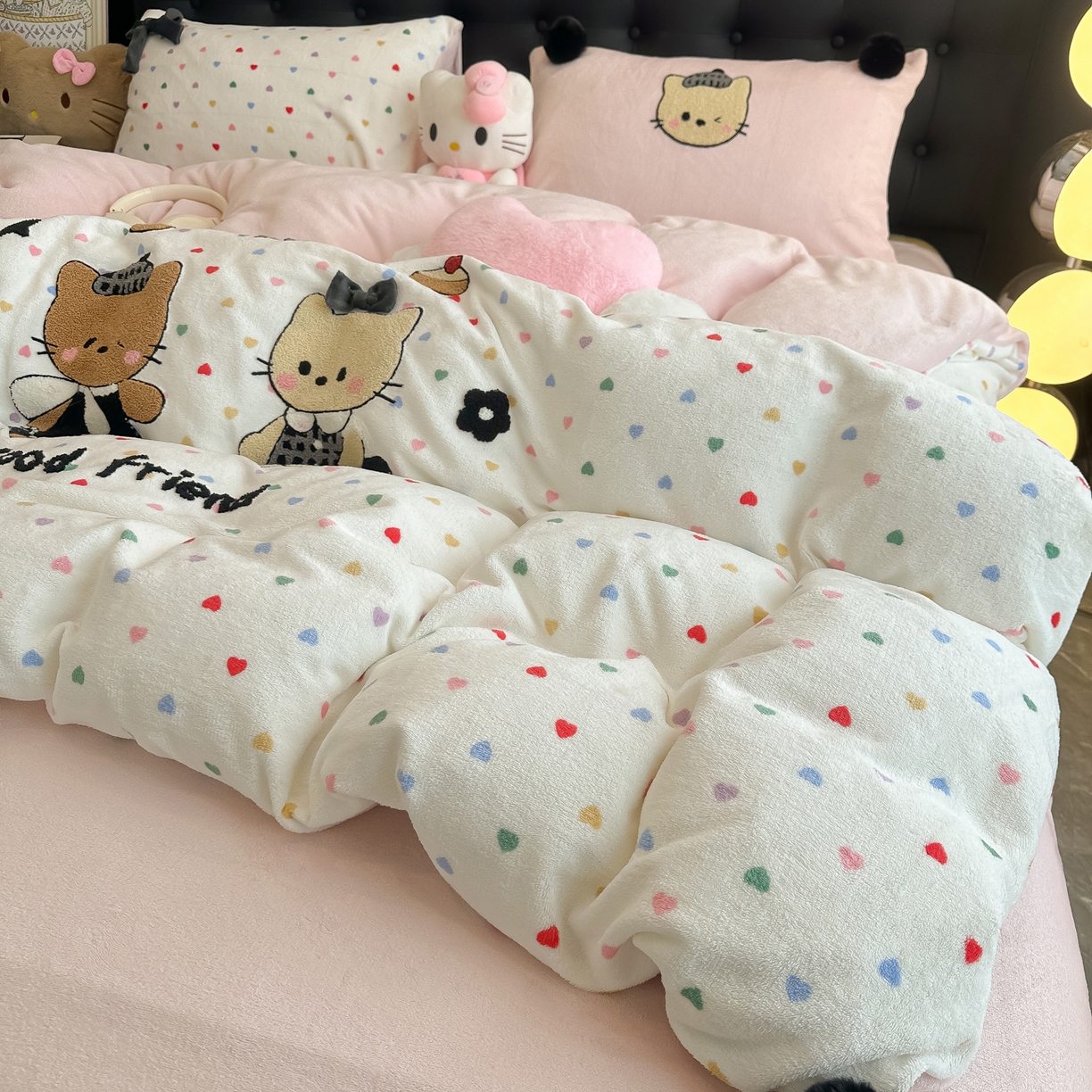 91家纺网 家纺一手货源 找家纺 子钦家纺 2025秋冬新款暗黑系小红书同款加厚牛奶绒蝴蝶结款毛巾绣床单床笠四件套-快乐兄妹场景二 快乐兄妹-满满的爱