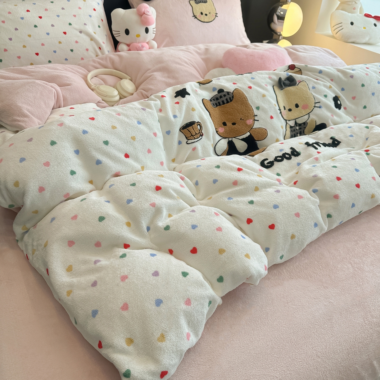 91家纺网 家纺一手货源 找家纺 子钦家纺 2025秋冬新款暗黑系小红书同款加厚牛奶绒蝴蝶结款毛巾绣床单床笠四件套-快乐兄妹场景二 快乐兄妹-满满的爱