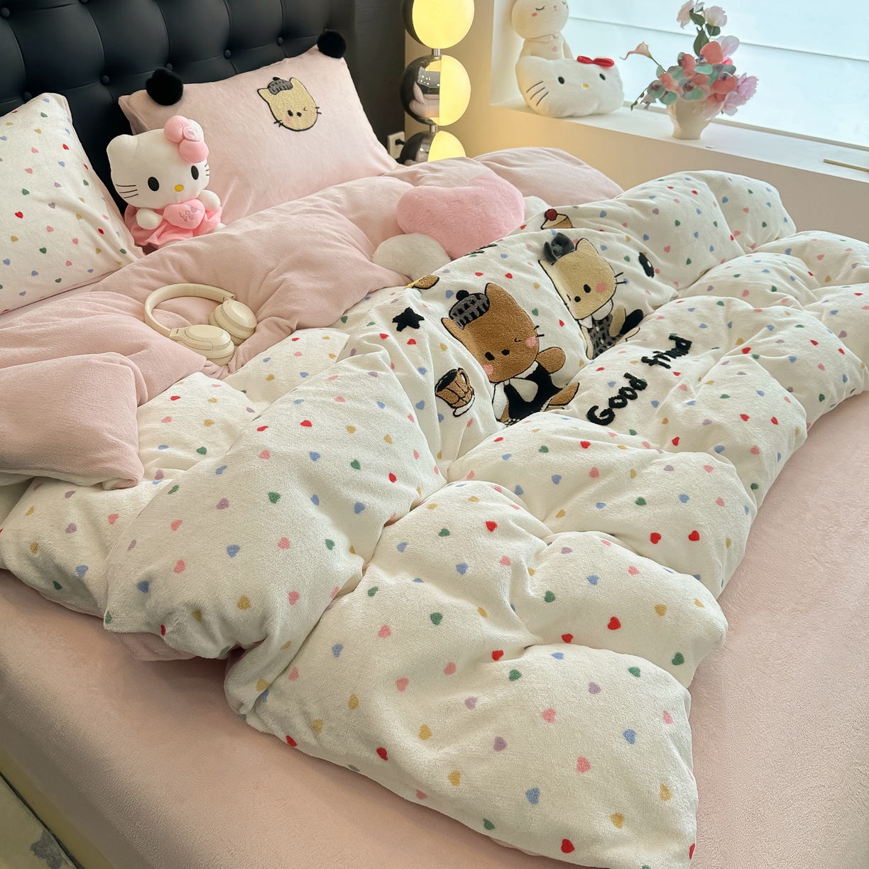 91家纺网 家纺一手货源 找家纺 子钦家纺 2025秋冬新款暗黑系小红书同款加厚牛奶绒蝴蝶结款毛巾绣床单床笠四件套-快乐兄妹场景二 快乐兄妹-满满的爱