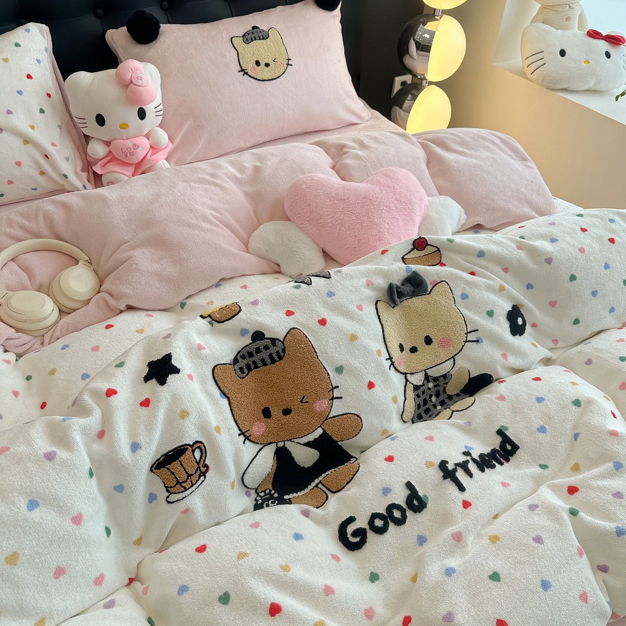 91家纺网 家纺一手货源 找家纺 子钦家纺 2025秋冬新款暗黑系小红书同款加厚牛奶绒蝴蝶结款毛巾绣床单床笠四件套-快乐兄妹场景二 快乐兄妹-满满的爱