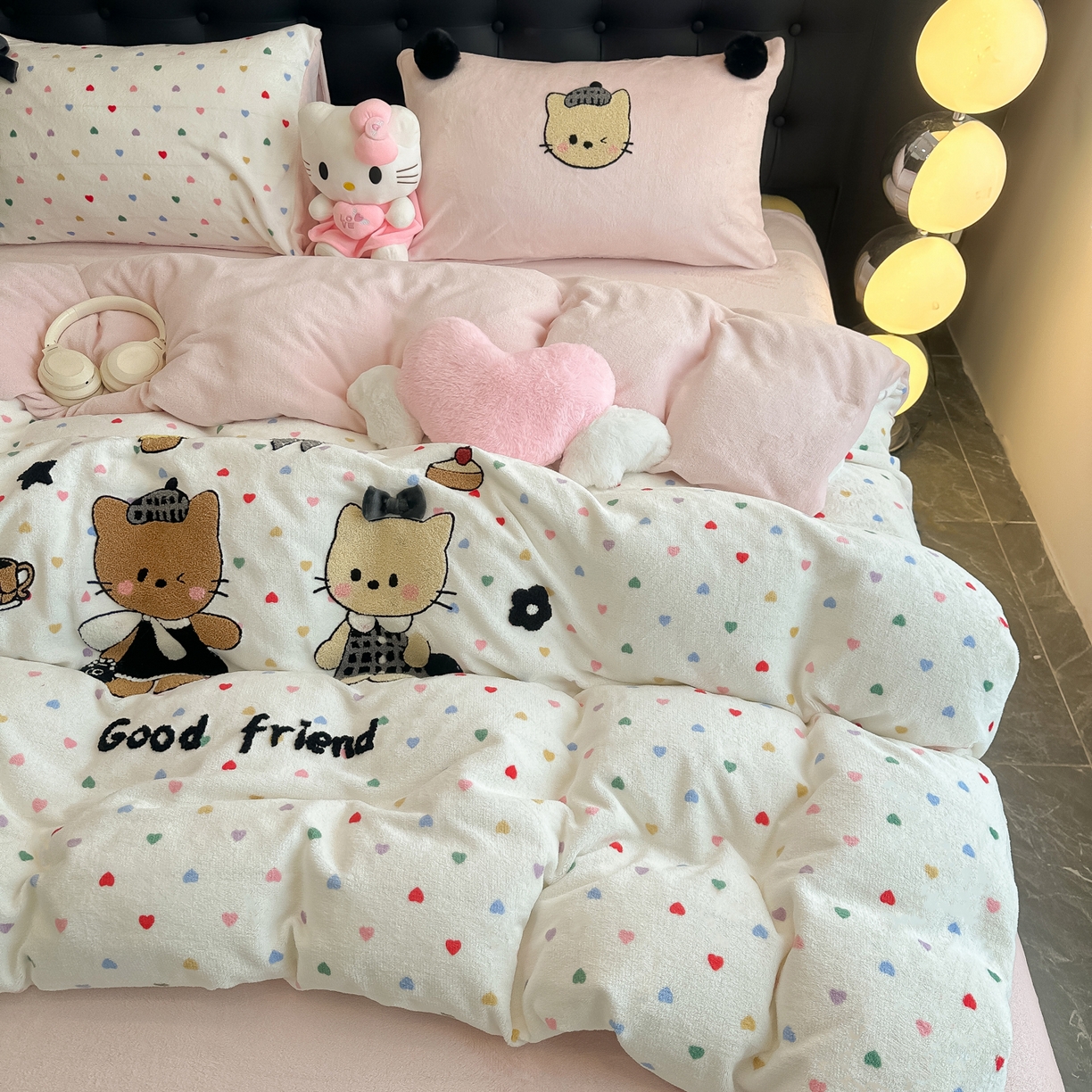 91家纺网 家纺一手货源 找家纺 子钦家纺 2025秋冬新款暗黑系小红书同款加厚牛奶绒蝴蝶结款毛巾绣床单床笠四件套-快乐兄妹场景二 快乐兄妹-满满的爱