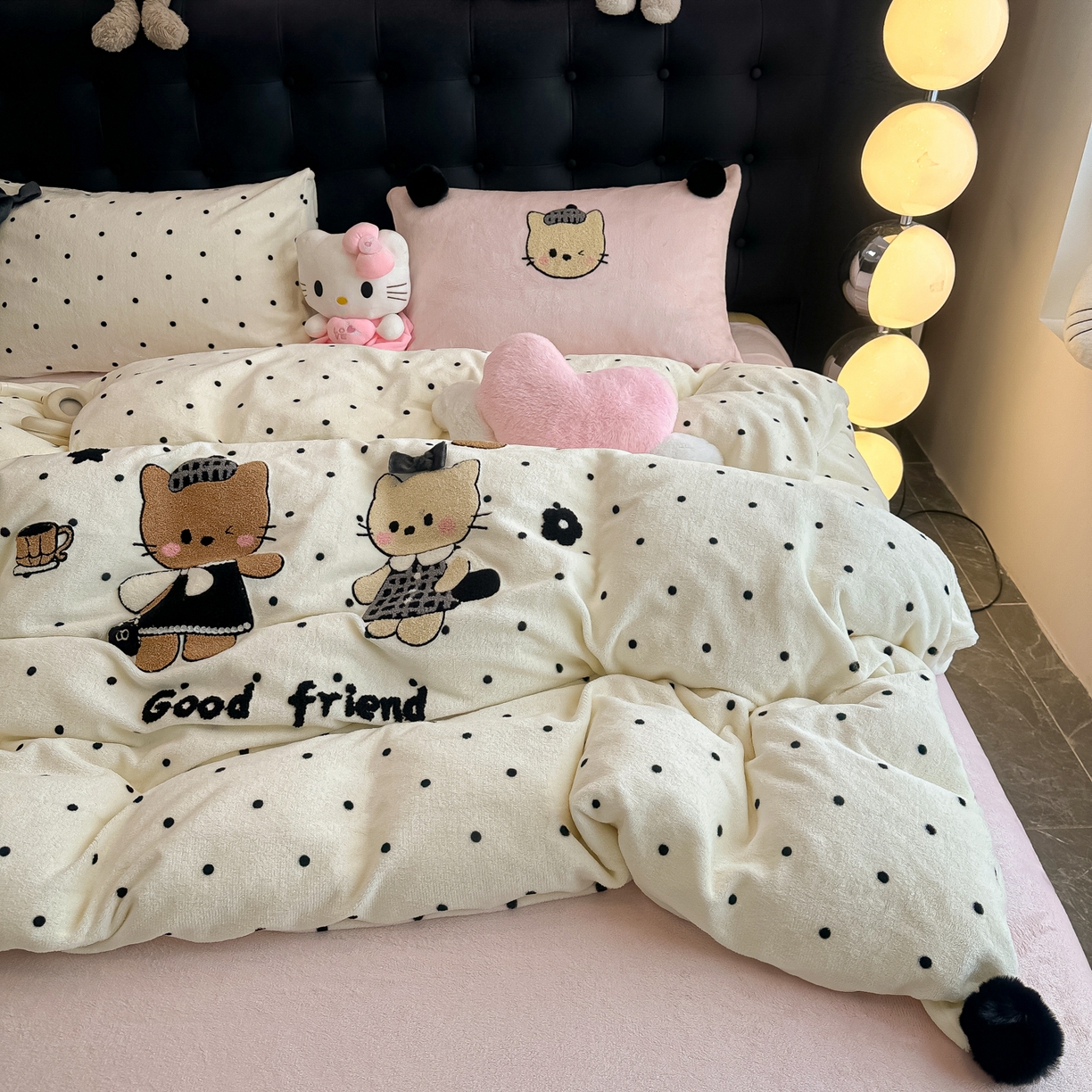 91家纺网 家纺一手货源 找家纺 子钦家纺 2025秋冬新款暗黑系小红书同款加厚牛奶绒蝴蝶结款毛巾绣床单床笠四件套-快乐兄妹场景二 快乐兄妹-奶波点