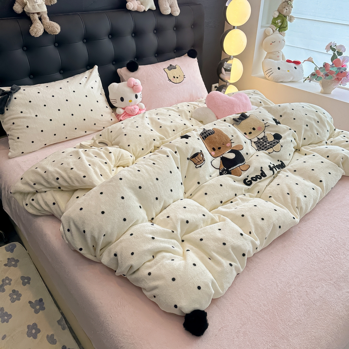 91家纺网 家纺一手货源 找家纺 子钦家纺 2025秋冬新款暗黑系小红书同款加厚牛奶绒蝴蝶结款毛巾绣床单床笠四件套-快乐兄妹场景二 快乐兄妹-奶波点