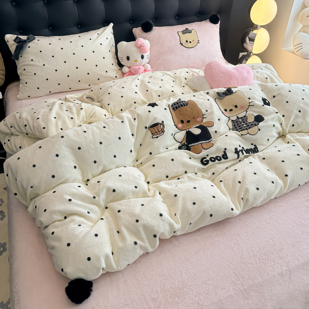 91家纺网 家纺一手货源 找家纺 子钦家纺 2025秋冬新款暗黑系小红书同款加厚牛奶绒蝴蝶结款毛巾绣床单床笠四件套-快乐兄妹场景二 快乐兄妹-奶波点