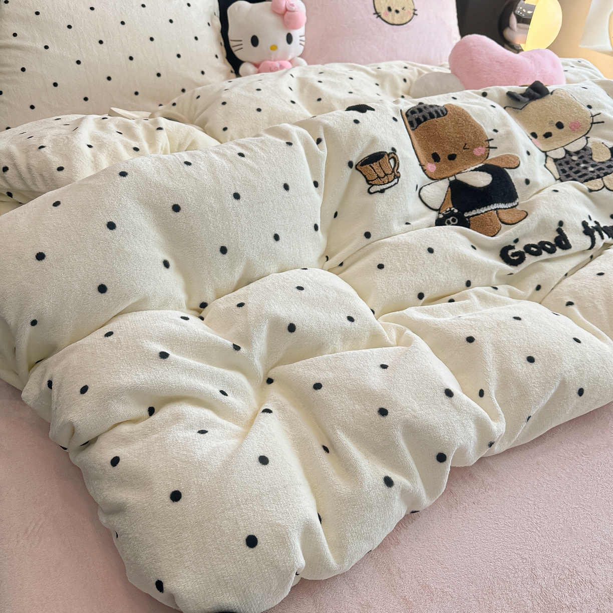 91家纺网 家纺一手货源 找家纺 子钦家纺 2025秋冬新款暗黑系小红书同款加厚牛奶绒蝴蝶结款毛巾绣床单床笠四件套-快乐兄妹场景二 快乐兄妹-奶波点