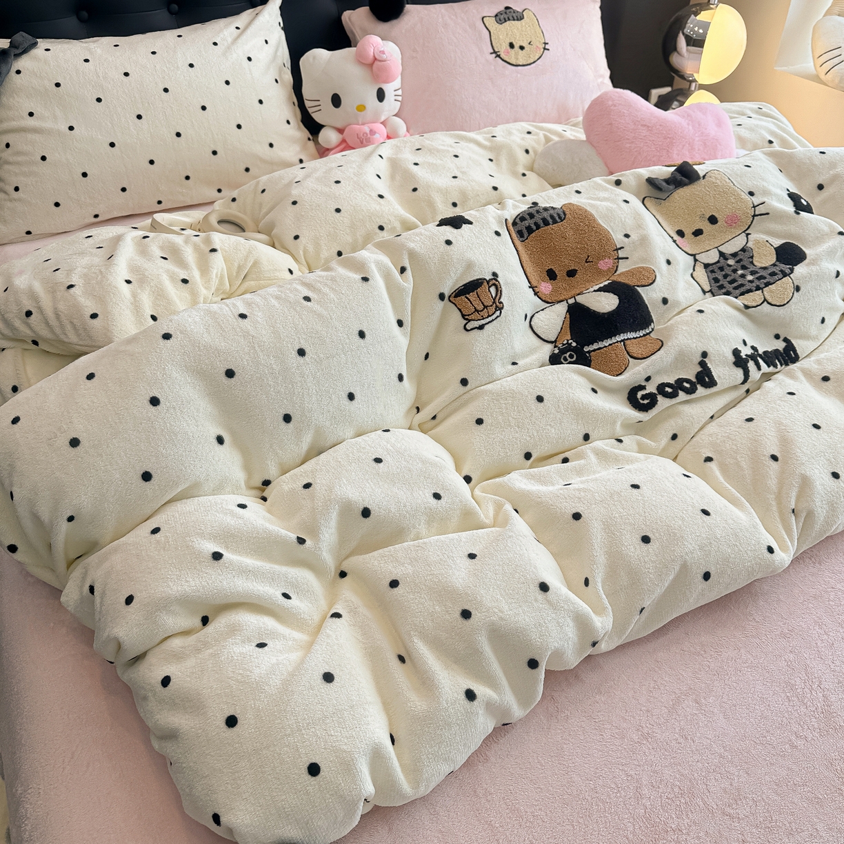 91家纺网 家纺一手货源 找家纺 子钦家纺 2025秋冬新款暗黑系小红书同款加厚牛奶绒蝴蝶结款毛巾绣床单床笠四件套-快乐兄妹场景二 快乐兄妹-奶波点